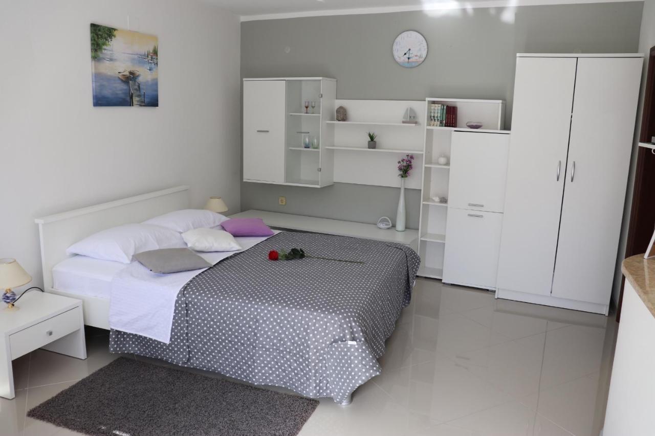 An Amazing Studio Apartment Premantura Eksteriør billede